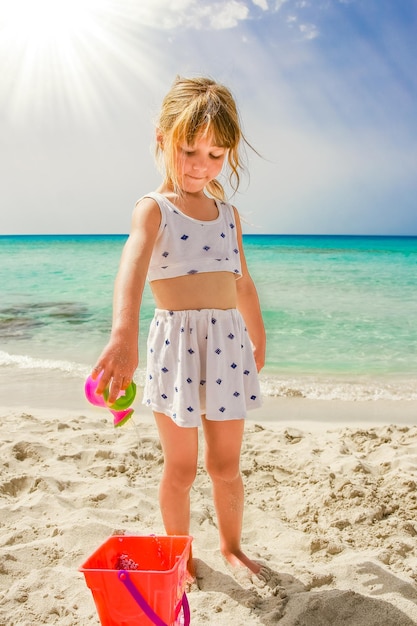 Gelukkig kind op het strand in de natuur van Cyprus