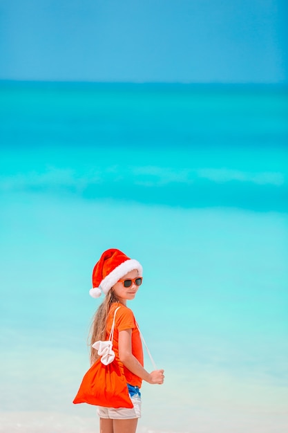 Gelukkig kind op kerstvakantie op het strand
