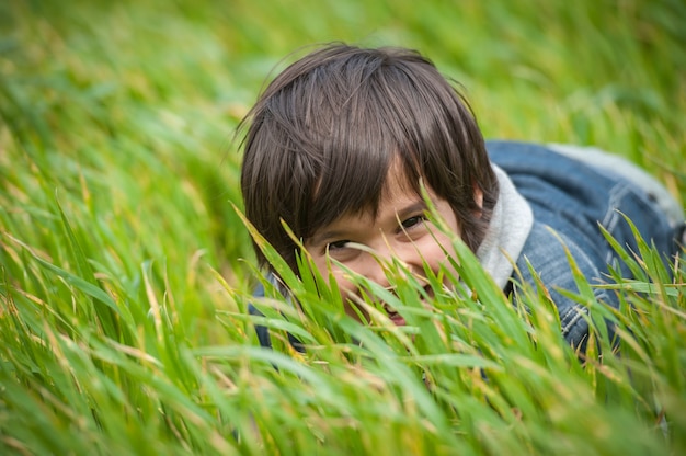 Gelukkig kind op mooi groen geel grasgebied