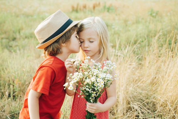 Gelukkig kind op zomerveld zomer op het platteland menselijke emoties kinderen houden eerst van avontuur en vakantie