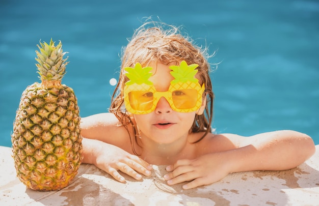 Gelukkig kind plezier bij zwembad op zonnige dag kinderen zomervakantie en vakantie concept zomer...