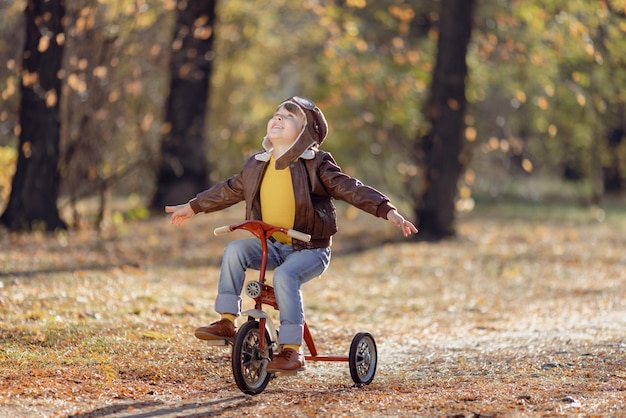 Gelukkig kind plezier buiten in herfst park