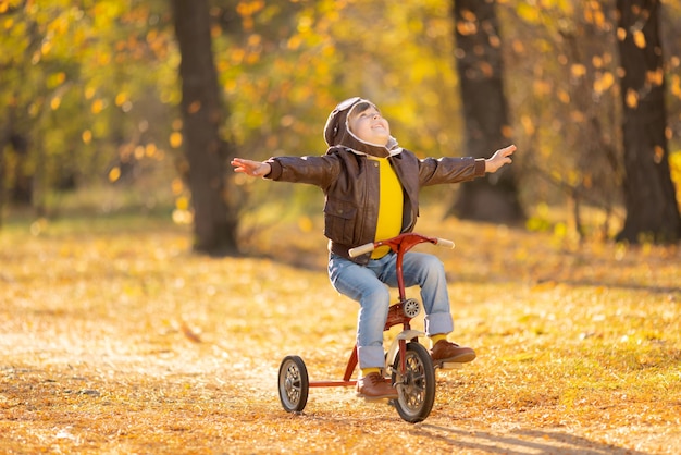 Gelukkig kind plezier buiten in herfst park