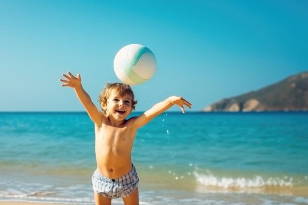 Gelukkig kind plezier op zomervakantie Kid spelen met bal in de zee