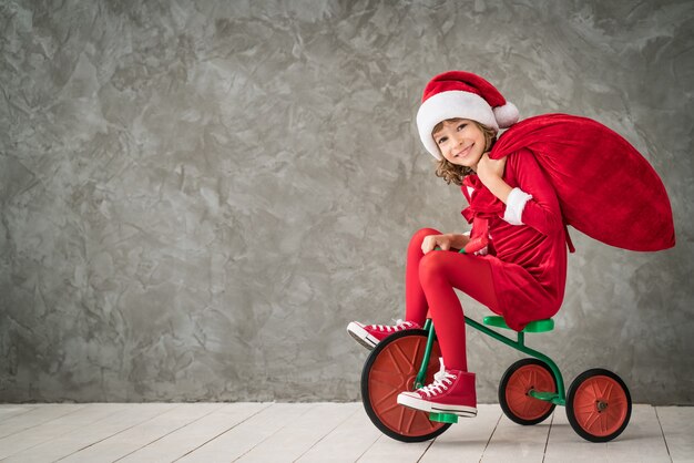 Gelukkig kind rijdt op een fiets