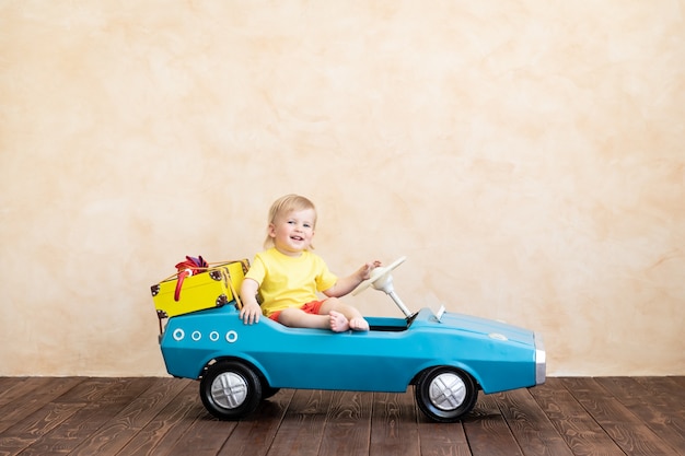 Gelukkig kind speelgoed vintage auto rijden