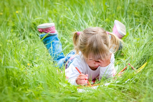 Gelukkig kind speelt plezier en put uit de aard van het park