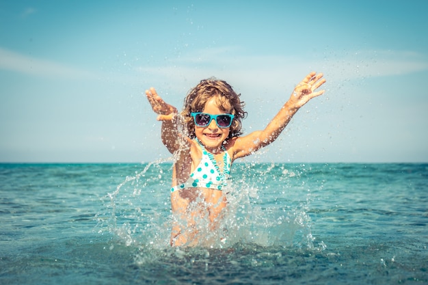 gelukkig kind spelen in de zee