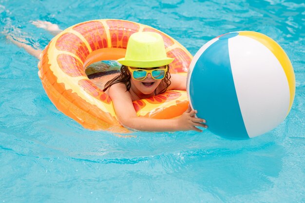 Gelukkig kind spelen in zwembad Zomervakantie concept Zomer kinderen portret in zeewater op strand