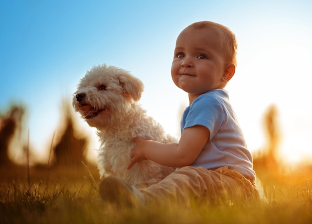 Gelukkig kind spelen met zijn hond