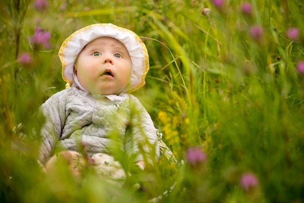 Gelukkig kind spelen op een gras. Gelukkige baby die op gras speelt