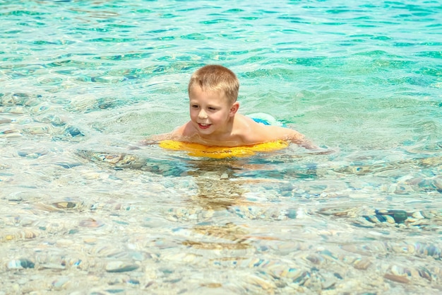 Gelukkig kind spelen op zee in park