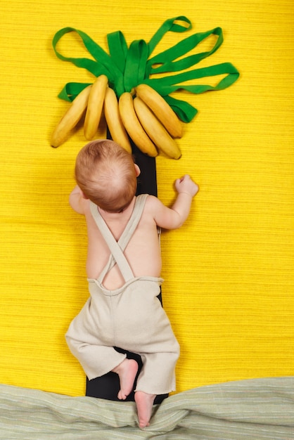 Gelukkig kind wil bananenfruit hebben. palmboom met groeiende bananen