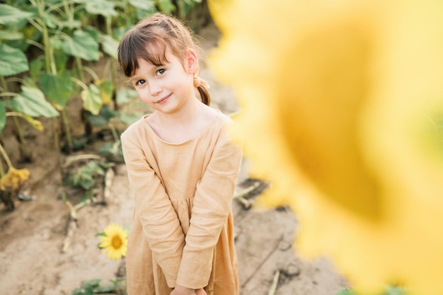 Gelukkig kindmeisje op het gebied van zonnebloemen