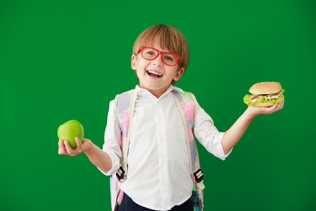 Gelukkig kindstudent tegen groen bord