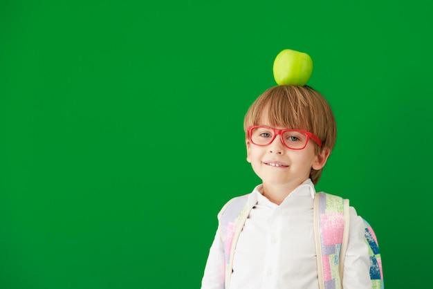 Gelukkig kindstudent tegen groen bord