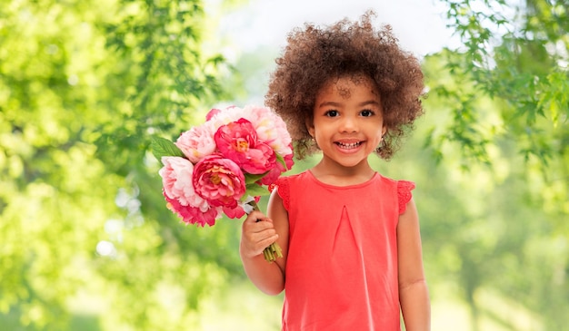 Gelukkig klein Afro-Amerikaans meisje met bloemen.