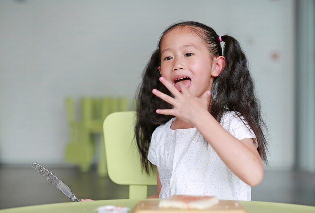 Gelukkig klein kind meisje koken in de klas