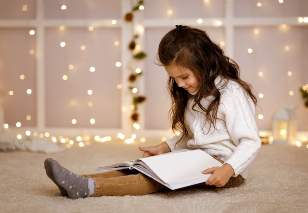 Gelukkig klein kindmeisje leest sprookjesboek