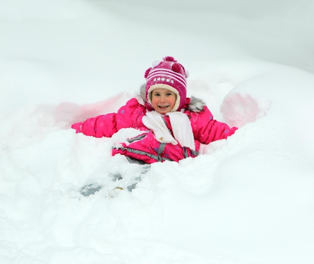 Gelukkig klein meisje in de sneeuw