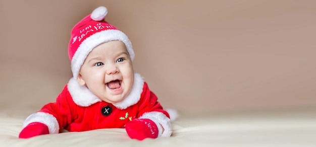 Gelukkig klein meisje in een kerstmankostuum lacht vrolijk. Kerst en Nieuwjaar wintertijd. Ruimte kopiëren voor tekst, mock-up, banner