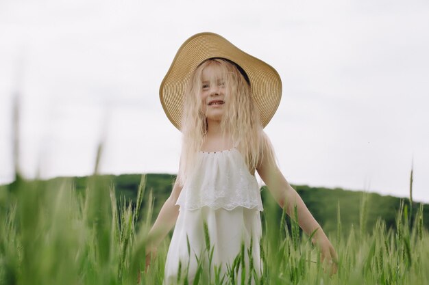 Gelukkig klein meisje lopen op een grasveld op een zonnige zomerdag