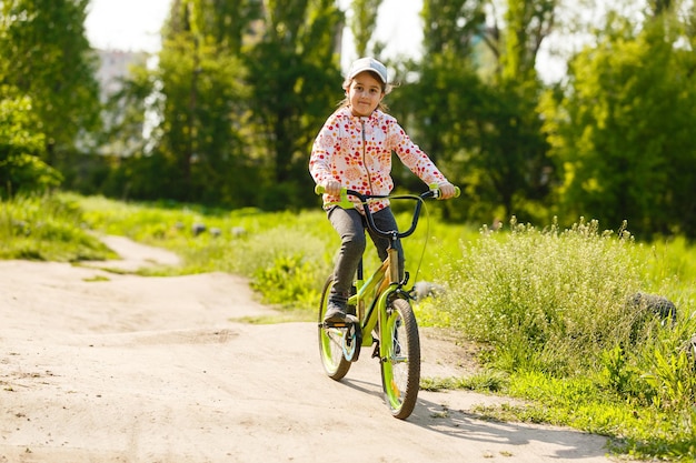 Gelukkig klein meisje met haar fiets