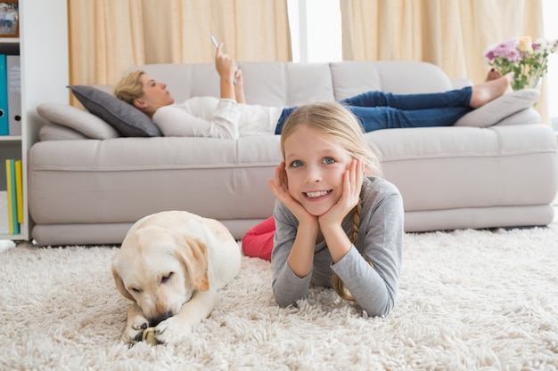 Gelukkig klein meisje met haar puppy