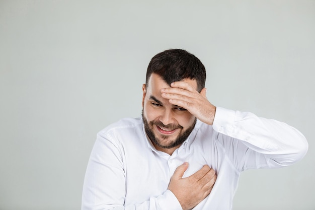 Gelukkig knappe bebaarde man lachen