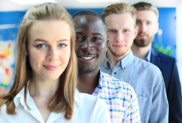 Gelukkig lachend business team staan in een rij op kantoor