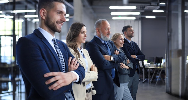 Gelukkig lachend business team staan in een rij op kantoor.