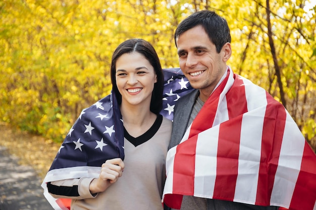 Gelukkig lachend gezin met Amerikaanse vlag