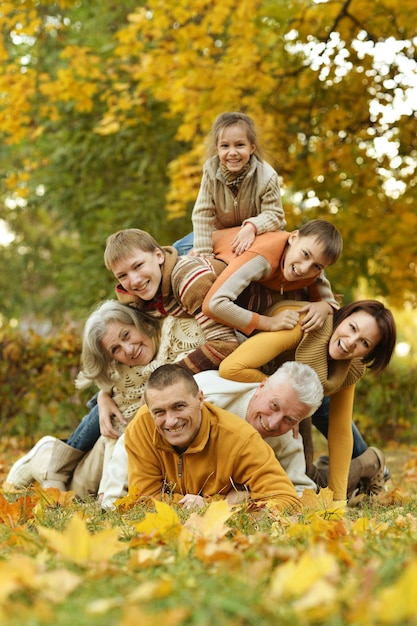 Foto gelukkig lachend gezin ontspannen in de herfst bos