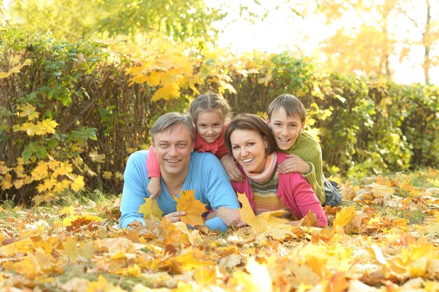 Gelukkig lachend gezin ontspannen in herfst park