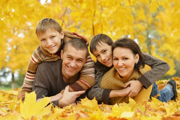 Gelukkig lachend gezin ontspannen in herfst park