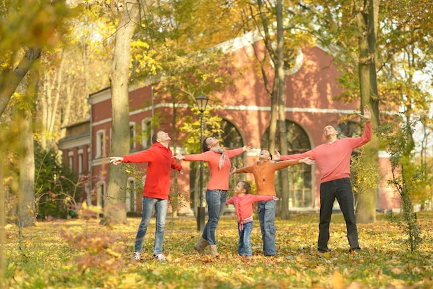 Gelukkig lachend gezin ontspannen in herfst park