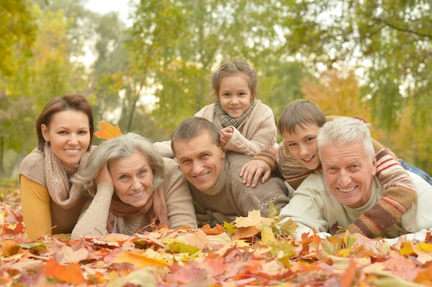 Gelukkig lachend gezin ontspannen in herfstbos