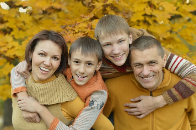 Gelukkig lachend gezin ontspannen in herfstbos