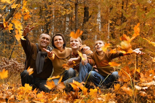 Gelukkig lachend gezin ontspannen in herfstbos