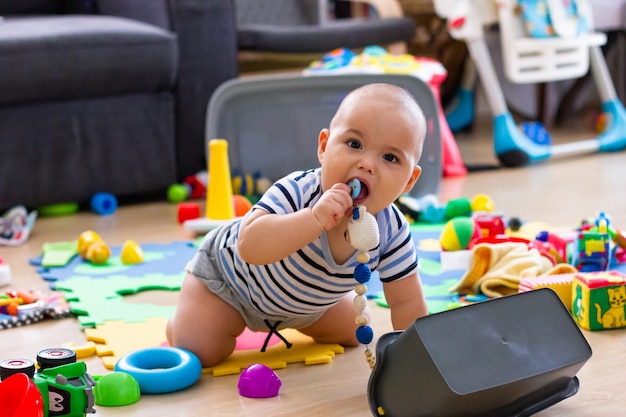 Gelukkig lachend jongetje speelgoed spelen. Babyfaceclose-up. Veel speelgoed