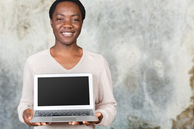 Gelukkig lachend knappe man met laptop