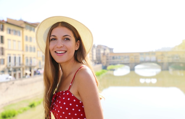 Gelukkig lachend meisje in Florence, Italië