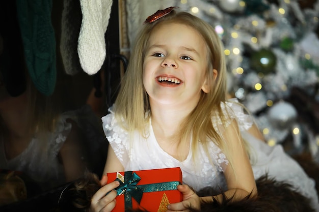 Gelukkig lachend meisje met kerst cadeau doos
