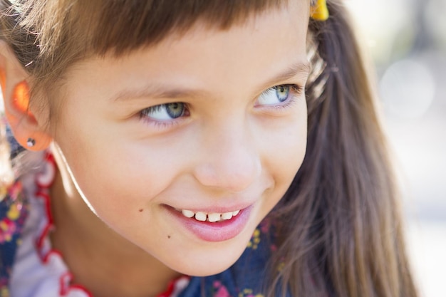 Foto gelukkig lachend meisje op gras glimlachend kind buitenshuis