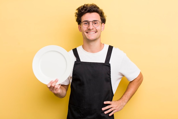 gelukkig lachend met een hand op de heup en zelfverzekerd