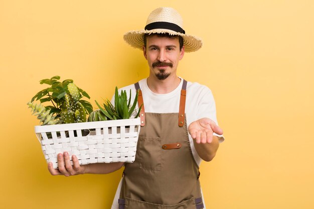 Gelukkig lachend met vriendelijk en aanbiedend en tonend een concept tuinmanconcept