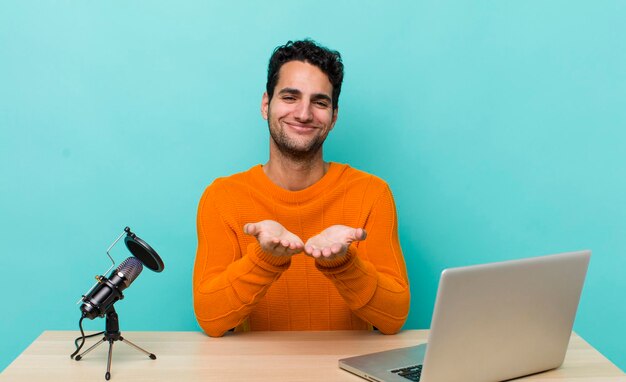 Gelukkig lachend met vriendelijk en aanbiedend en tonend een concept