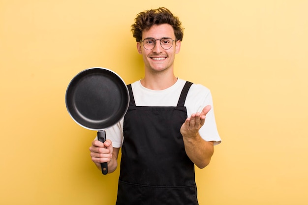 Foto gelukkig lachend met vriendelijk en aanbiedend en tonend een concept