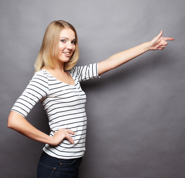 Gelukkig lachend mooie jonge vrouw