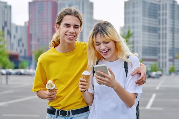 Gelukkig lachend paar tieners die samen knuffelen in de stad